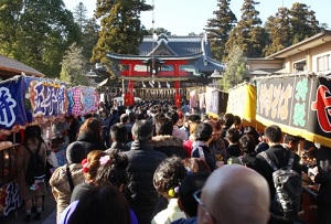 The first temple visit of the New Year. Many people are visiting there.