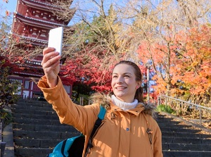 Foreign tourists use a smartphone
