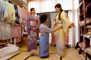 Experience of wearing kimono of Kaga-yuzen