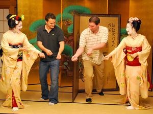 Guests playing with Maiko
