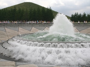 Sea Fountain and Mt.Moere
