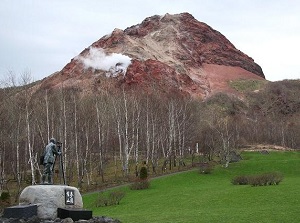 Showa-shinzan and the statue of Masao Mimatsu