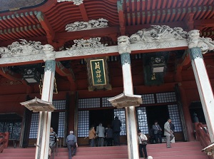 Worshipers at Sanjin-Gousaiden