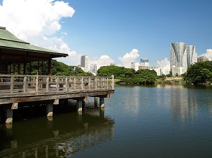 Building by a pond in Hamarikyu Gardens