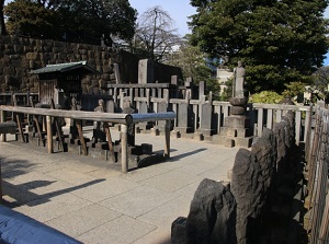 Graves of Asano and 47 samurais in Sengakuji