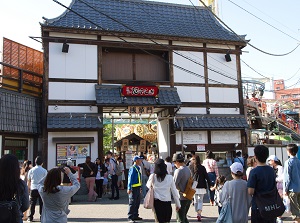 Entrance of Hanayashiki