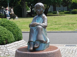 Statue of a girl with Akai Kutsu