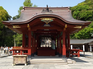 Maiden in Tsurugaoka Hachimangu