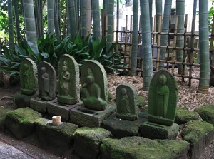 Buddha statues in Hokokuji