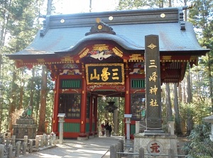 Zuishinmon gate near main shrine