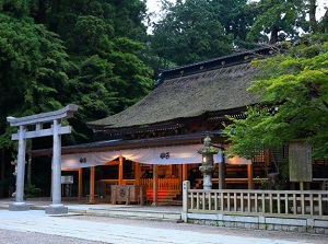 Worship hall in front of Honden