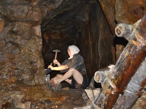 Image of mining in Edo period