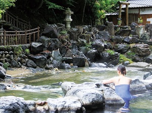 Open-air bath and Takara River in Takaragawa onsen