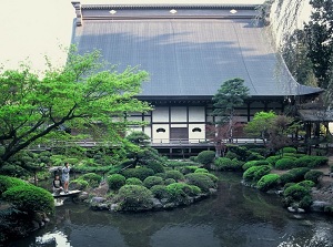 Pond in Japanese garden in Erinji