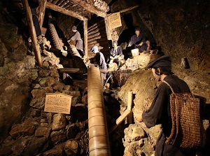 Workers in Sado gold mine in Edo Period