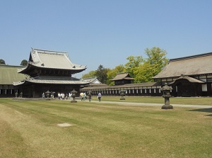 Butsuden (left) and Hattou (right) in Zuiryuji