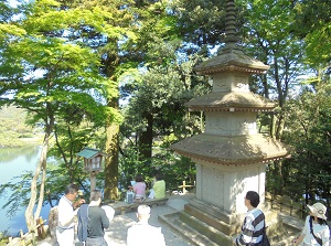 By the pond in Kenrokuen