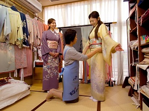 Wearing kimono of Kaga Yuzen