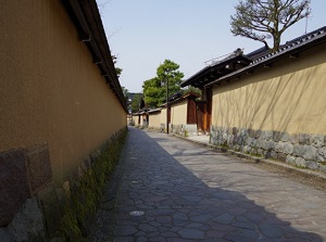 Alley with earthen walls
