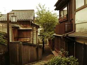 Narrow alley in Kazuemachi-Chayagai