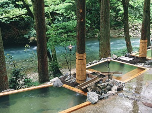 Outdoor bath of a ryokan in Yamanaka Onsen