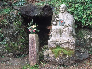 Cave of Yaobikuni and enshrined camellias
