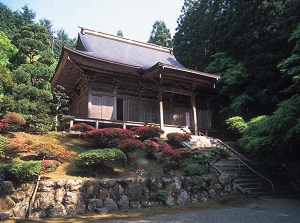 Main temple of Mantokuji in spring