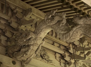 Carving of dragon on Honsha