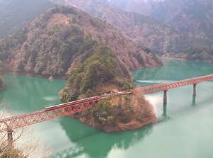 Ikawa Line crossing a dam lake