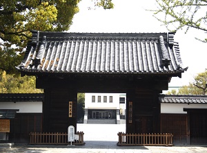 Kuromon gate before Tokugawa Art Museum