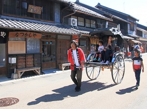 Rickshaw in Honmachi street