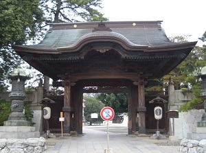 Main gate of Toyokawa Inari