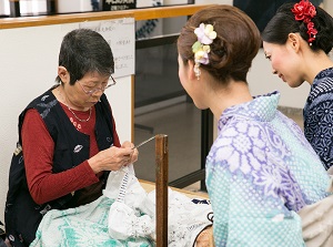 Demonstration of tie-dyeing in the museum