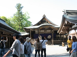 A hall along the approach in Naiku