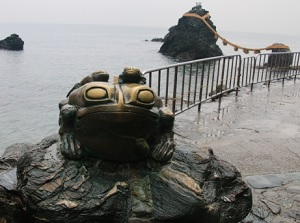 Statues of frogs around Meoto-iwa