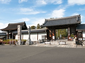Gates of Myoshinji (Left gate is Chokushimon)