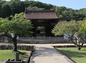 Entrance gate of Shizutani School