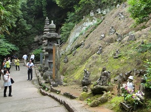 Gohyaku-rakan along the path to Reigando