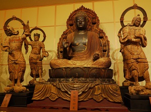 Displaying Buddhs statues in Maki-Odou