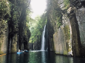 Rental boats around Manai Falls in Takachiho Gorge