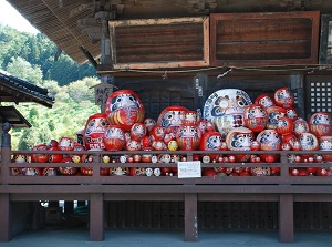Enshrined Dauruma dolls in Darimaji
