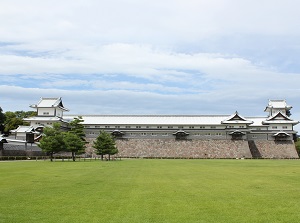 Gojukken-nagaya, Hishi-yagura (right), Hashizume-mon (left)